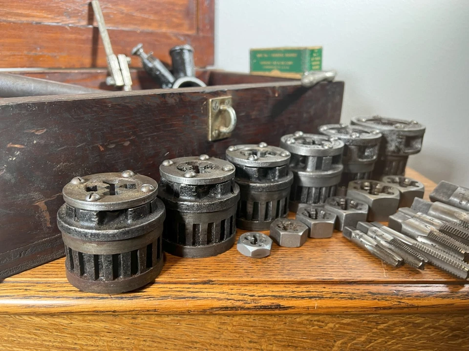 Juegos de grifos y troqueles para roscar tuberías y varillas en caja de herramientas de madera ~ maquinista vintage Foto 4 de 4