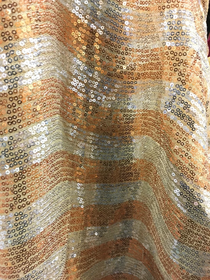 TELA DE MALLA ELÁSTICA LENTEJUELAS A RAYAS ONDULADAS ORO NARANJA PLATA (45 pulg.) Vendido por Foto 4 de 4