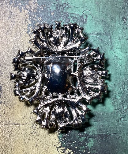 Cross/Qutreflori Stylized Green Rhinestone Brooch Pin 2.5 “ - Picture 2 of 3