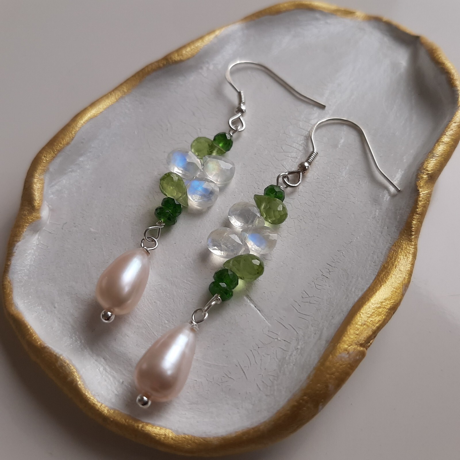 Dormeuses péridot et perles lune bleue en diopside véritable de joaillerie