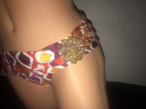 TRINA TÜRKISCH ROT OGEE DESIGNER GEBÄNDERTE SCHÄRPE BIKINI UNTERTEIL MIT GOLD NEU OHNE ETIKETT GRÖSSE 8 - Bild 8 von 10