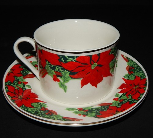 4 Gibson Houseware Christmas Cup & Saucers Holly Ribbon Poinsettia 1997 Holiday - Picture 5 of 12