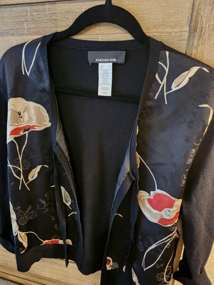 Vintage Jones NY Cardigan, black foral design size M very good condition - Imagem 2 de 4