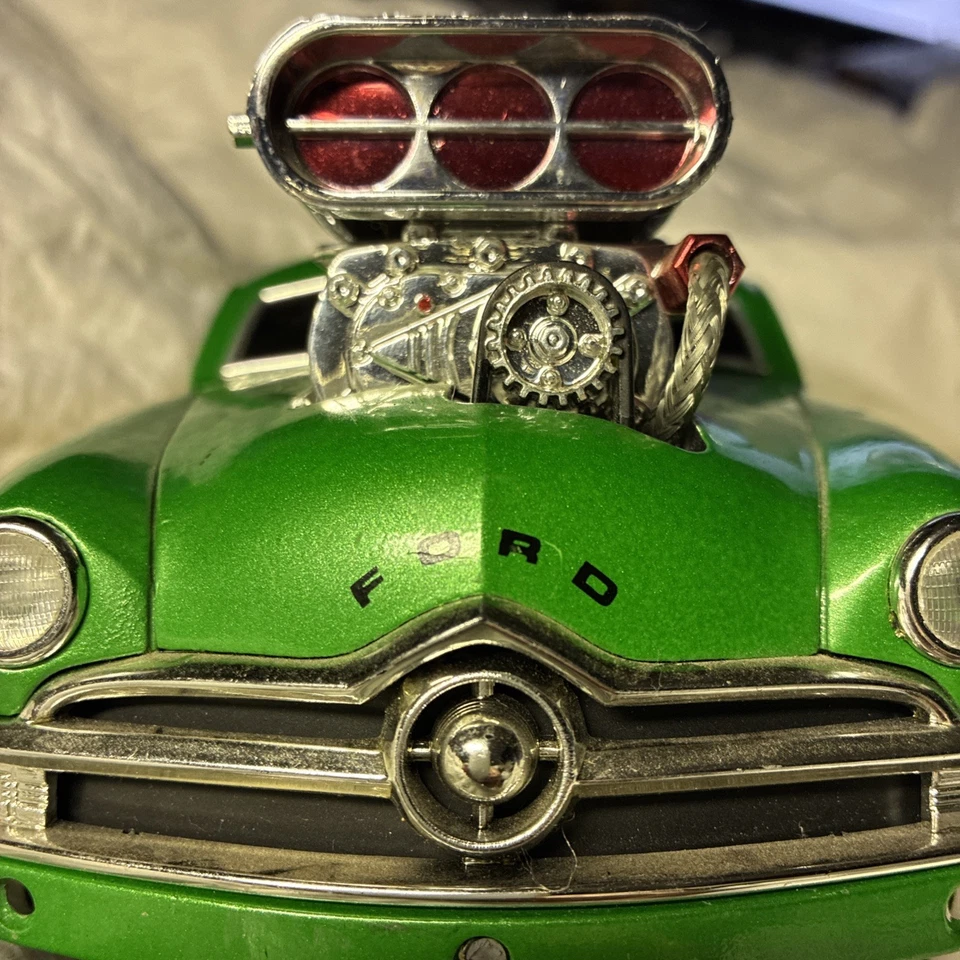 Muscle Machines '50 Ford Wood Wagon Green Hot Rod Diecast 1/18 Scale Model - Image 3 of 4