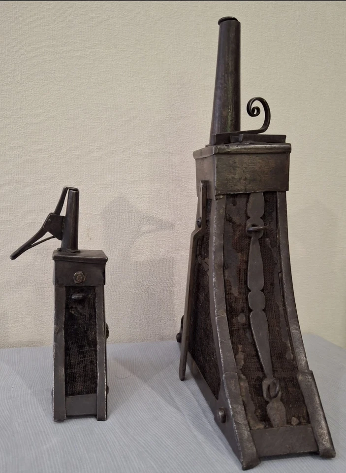 Poire à poudre trapézoïdale dite de mousquetaires avec son pulvérin. 17ème - Photo 4/4