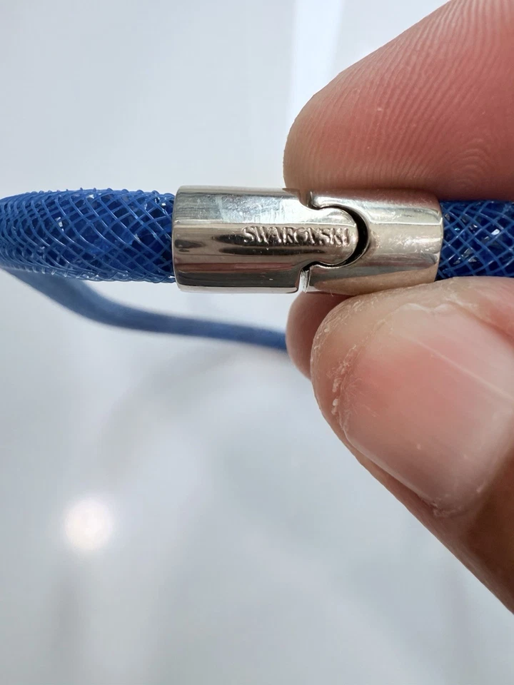 Pulseira Swarovski Stardust Capri azul malha envoltório de cristal fecho tom prata 16,5” - Imagem 2 de 4
