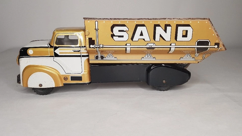 1940'S / 50'S MARX SAND & GRAVEL GOLD, WHITE & BLACK TIN LITHO DUMP TRUCK USA - Image 4 of 4