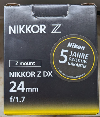 Nikon NIKKOR Z DX 24mm f/1.7 Objektiv mit Gegenlichtblende HN-42 - Wie Neu