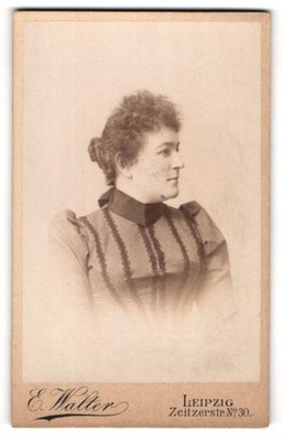 Fotografie E. Walter, Leipzig, Portrait bürgerliche Dame im modischen Kleid 