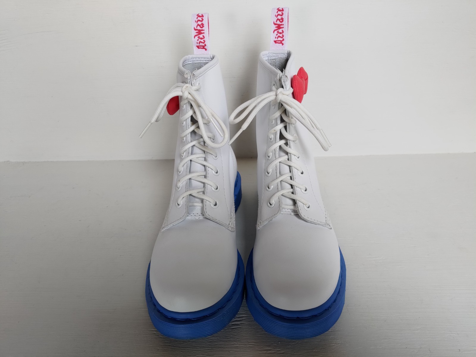 DOC DR. MARTENS HELLO KITTY WHITE SMOOTH LEATHER BOOTS WITH RED BOW SIZE 5UK image 9