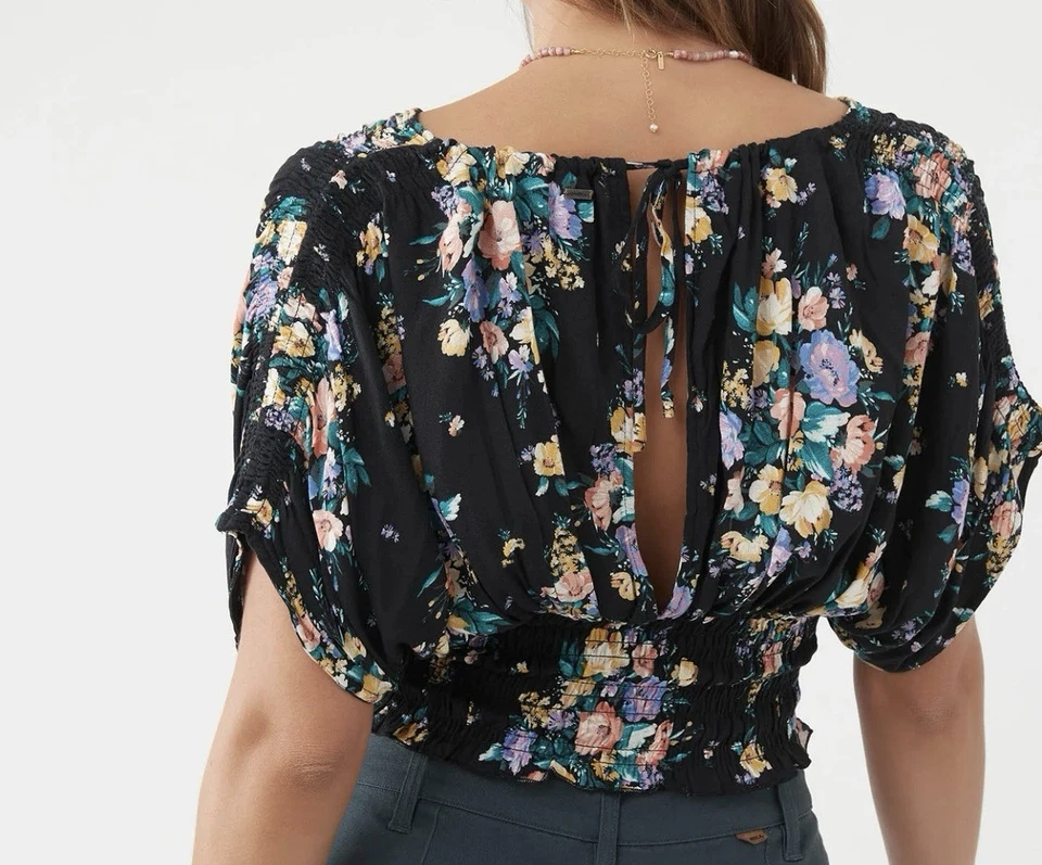 Top corto O’Neill negro multicolor floral cruzado cuello en V espalda abierta calado Foto 2 de 4