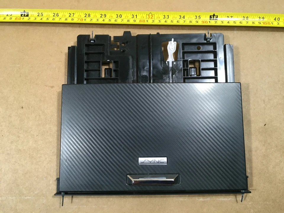 2015-2020 Ford F-150 fibra de carbono SVT RAPTOR console central porta compartimento fabricante de equipamento original. - Imagem 2 de 4