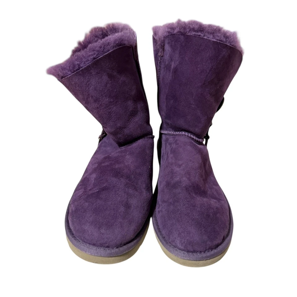 UGG Australia Azalea Charm Boot 麂皮羊皮靴女式 9 码紫色二手状况完好 — 第 4/4 张图片