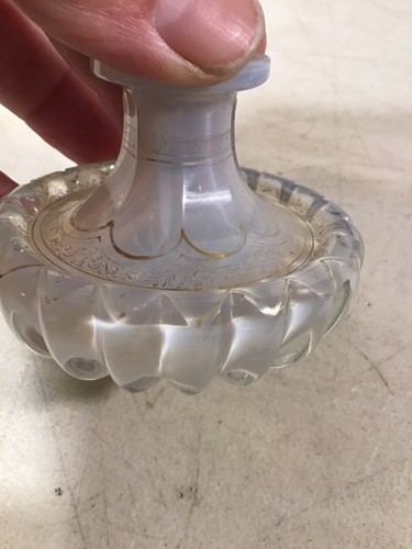 Botella bohemia checa Biedermeier de 1800-1850 con tapa: blanco leche y oro - Imagen 7 de 11