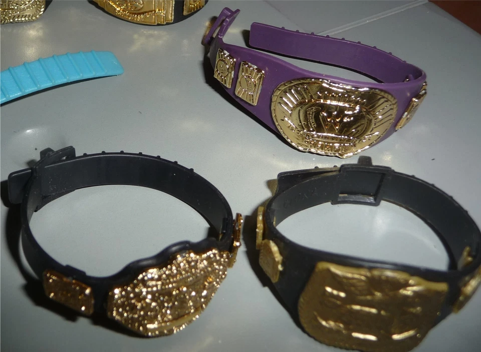 Lote de cinturones de título de campeonato WWE Jakks para figuras de acción de lucha libre sueltas LEER Foto 3 de 4