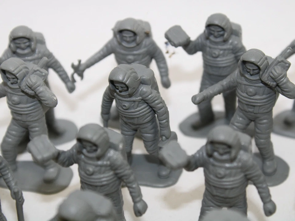 Lote de 70 figuras de plástico MPC vintage años 60 70 astronautas, monstruos, astronautas Foto 3 de 4