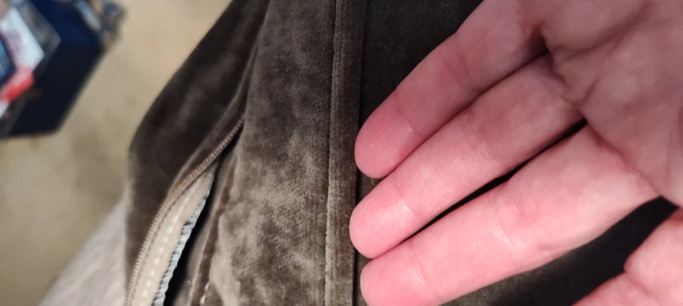 CADEIRA BÁSICA POTTERY BARN BRAÇO QUADRADO NOVA SEM ETIQUETAS CHENILLE MITCHELL DOURADA! MARROM - Imagem 2 de 4