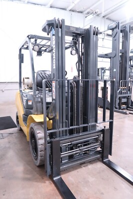 Komatsu FG25T-16 Forklift, 5,000# Pneumatic, Dual Fuel, Triple