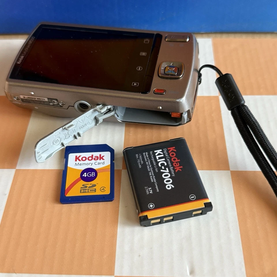 Kodak EasyShare M550 12.0MP Digital Camera - Tan With SD Card (Read) - Image 4 of 4