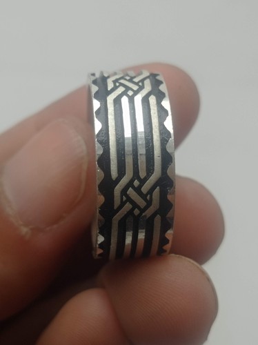 Ein Herrenring aus 925er Silber, Gr. 13 und wiegt 8,83 Gramm. Es ist sehr schön - Bild 4 von 6