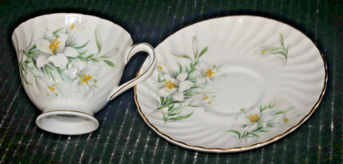 Taza y platillo Royal Adderley Canadian Provincial Flowers Quebec lirio blanco H1320 - Imagen 4 de 6