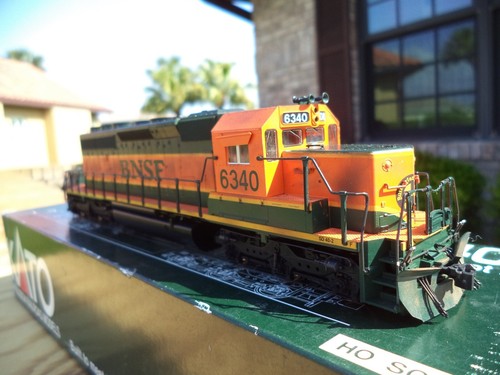HO KATO BNSF SD40-2 snoot fully built weathered NON powered