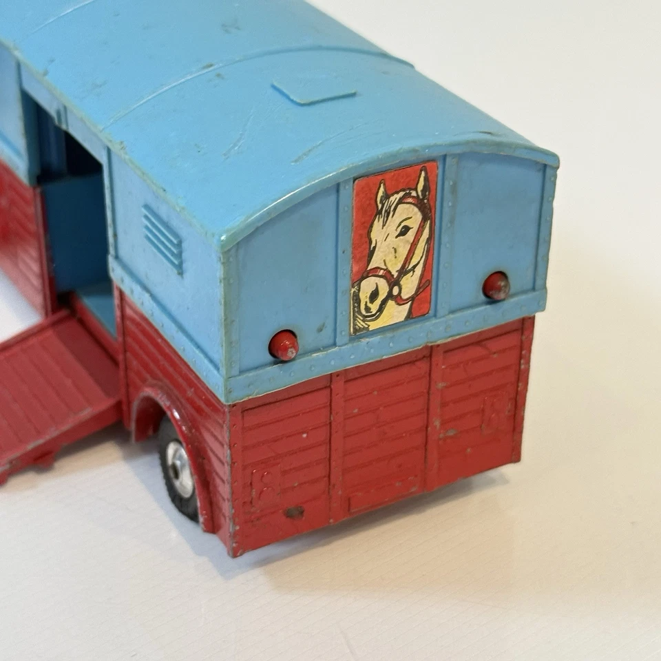 Corgi Major 1130 Chipperfield Horse Box and Bedford Tractor Unit - Image 4 of 4