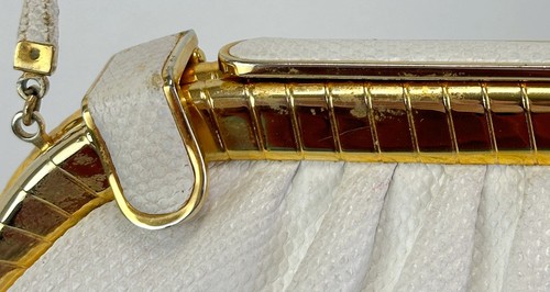 Bolso sin asas JUDITH LEIBER de cuero lagarto pequeño dorado blanco vintage - Imagen 10 de 20