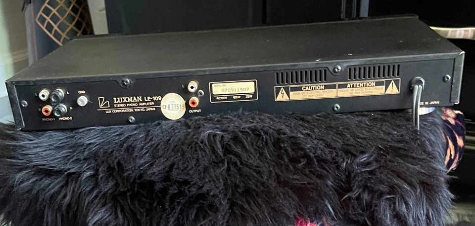 Luxman LE-109 Phono Amplifier  test, powers on and produces sound - Image 2 of 2