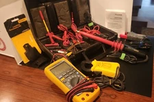 LOT OF HIGH VOLTAGE PROBE PINTEK, FLUKE 189 TRUE RMS METER AND LEADS, ECT...