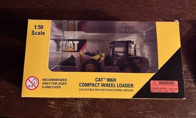 Cat 906H Kompakt Radlader 1:50. Erstes Modell wird zur Werkszulassung geliefert
