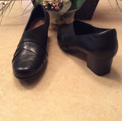 Clarks Women's Un Damson Adele Black Leather Pump Size