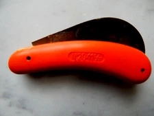 VINTAGE FRENCH FAMED "PRADINES CO" MID-CENTURY SHARP FOLDING, PRUNING KNIFE.