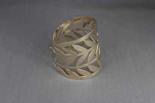 Gold tone leaf leaves filigree cut out pattern metal bangle cuff wide bracelet - 第 2/7 張圖片