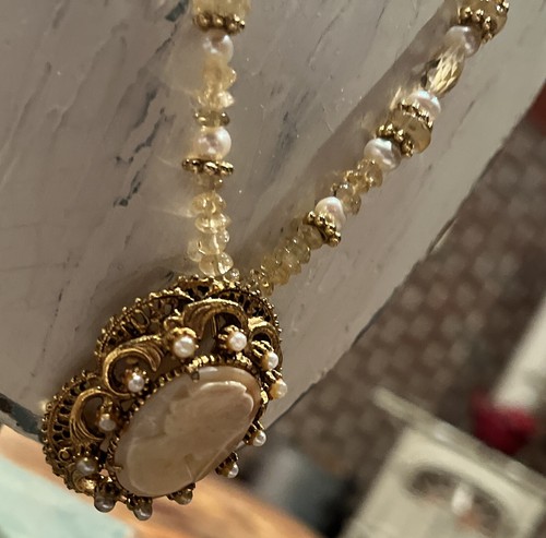 Gorgeous White Pearl Necklace With Stick Pearl Centerpiece - Picture 20 of 23