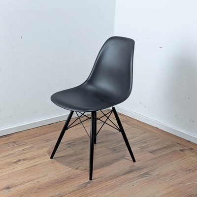 Vitra Eames Plastic Chair ''DSW'' schwarz - Gestell schwarz
