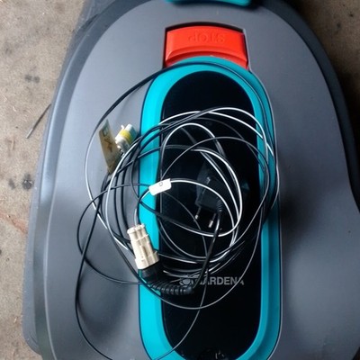 GARDENA Mähroboter Akku selbstfahrend 25 cm Schnittbreite inkl. Kabel grau