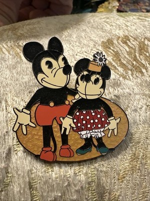 Disneyland 2001 Family Portrait Alex Sanso Signed Pin LE 2001