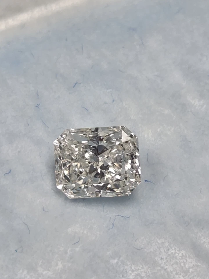 GIA Radiant 1.03ct Elongated Shape Near Colorless Firey Natural Diamond - Image 2 of 4
