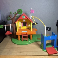 Peppa Pigs Treehouse and Georges Fort Playset *RARE* NO FIGURES (WORKS)