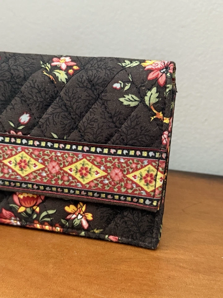 全新带标签 Vera Bradley 棕色退役巧克力花卉秋千钱包拉链翻盖新品 — 第 2/4 张图片