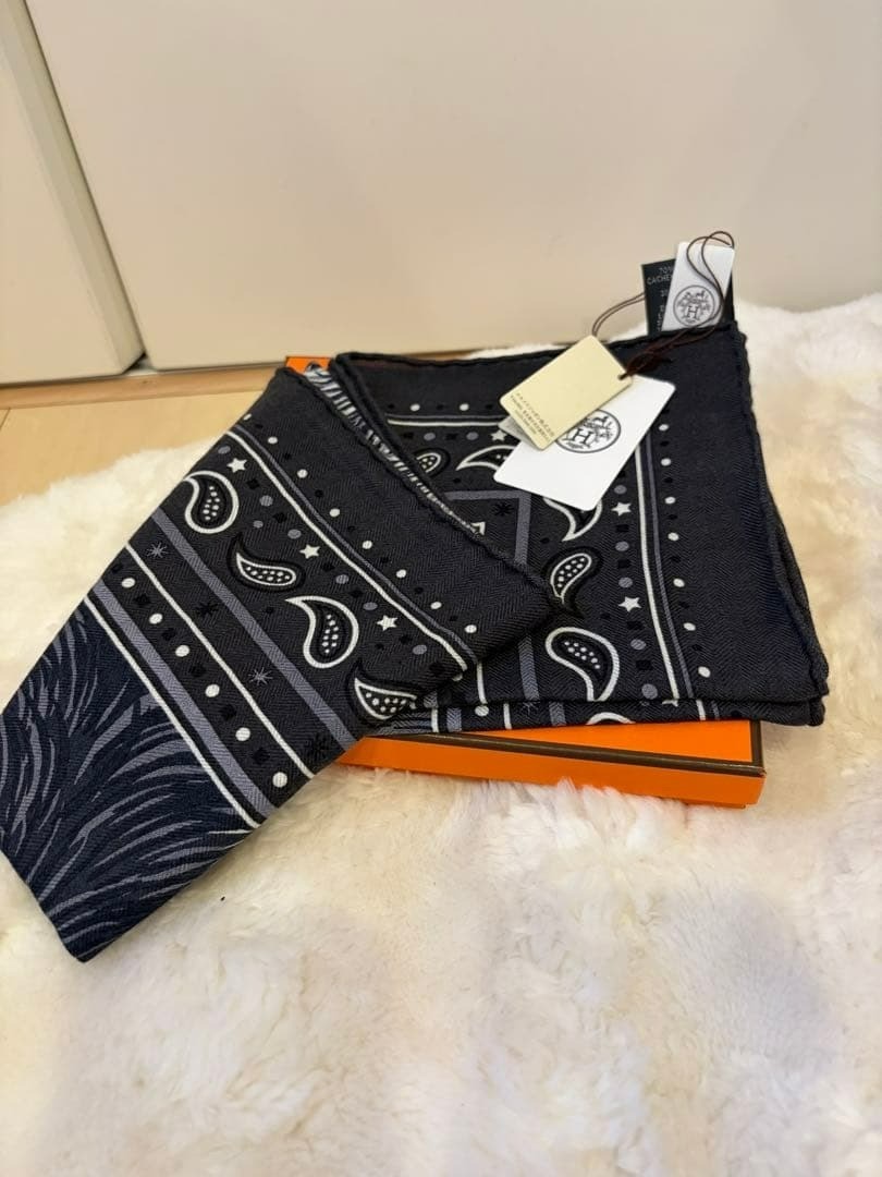 HERMES スカーフ　65cm HERMES Carre H 65 AWOOOOO Cashmere Silk Scarf White Black 65×65cm