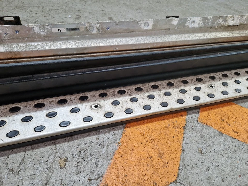 2009 MERCEDES ML320 W164 LEFT SIDE STEP RUNNING BOARD A1646901375 A1646900510 - Image 4 of 4