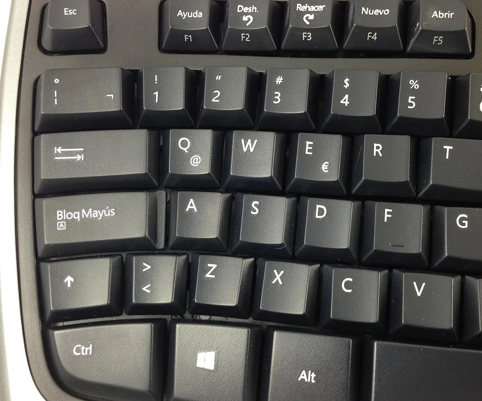 Microsoft 4000 Wired USB Media & Natural Ergonomic Keyboard Black - B2M-00016 - Image 3 of 4