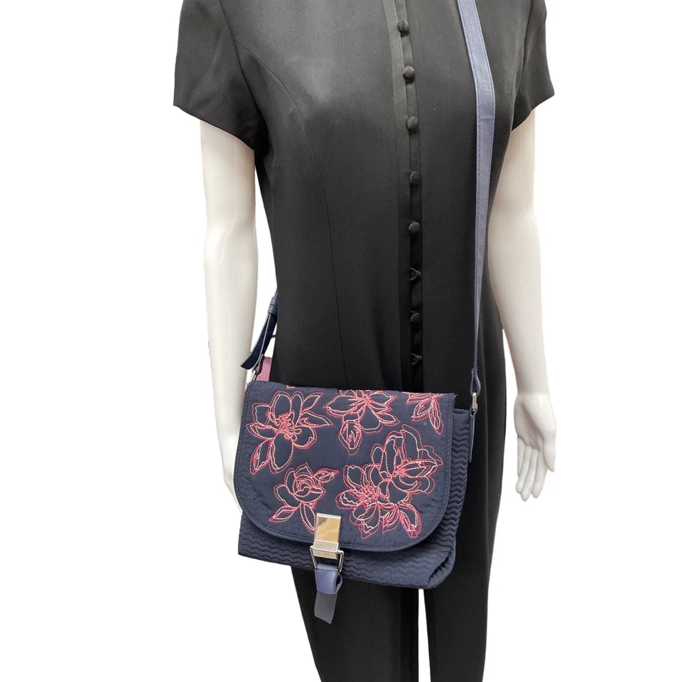 Bandolera Vera Bradley Bordada Azul Marino y Rosa SKU 779 Foto 2 de 4