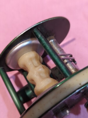 Vintage Bronson Symbol No 4700 Casting Reel Green & White