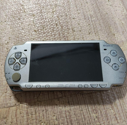 Sony PSP-2000 Argento - Console Portatile Region Free - Difettosa / Per Ricambi