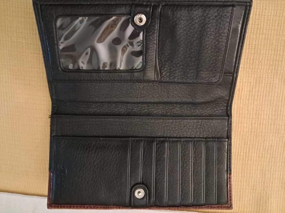 Billetera Brighton de cuero negro y marrón corazón plateado billetes monedas tarjetas cremallera exterior Foto 2 de 4