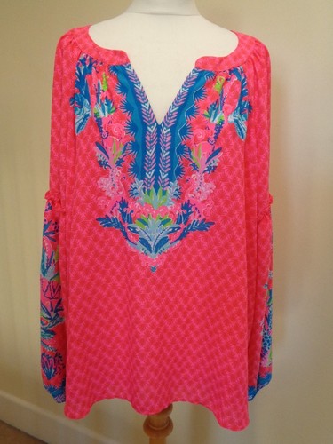 LILLY PULITZER ROSA UND ROTE TUNIKA MIT V-AUSSCHNITT UND MEHRFARBIGEM DRUCKDETAIL - S XL