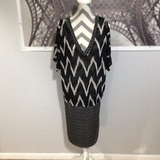 Dots Black White Geometric Pattern 3/4 Slit Short Sleeve Vneck Pullover Dress XL